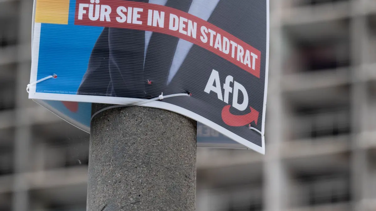 Wahlplakat AfD: ARCHIV - 10.06.2024, Sachsen-Anhalt, Halle (Saale): Ein Wahlplakat der AfD zur Kommunalwahl hängt vor einem Neubaublock in Halle/Saale. (zu dpa: «Parteien fordern klare Abgrenzung der CDU von der AfD») Foto: Hendrik Schmidt/dpa +++ dpa-Bildfunk +++