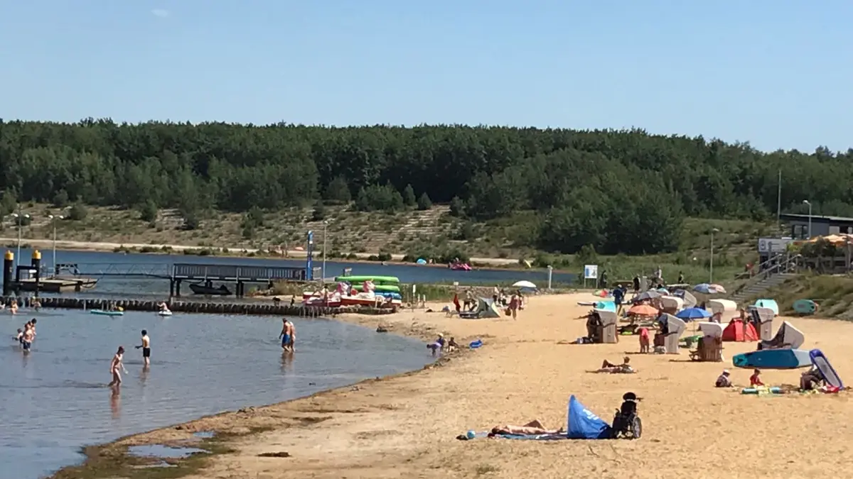 Der Geierswalder Badestrand bietet reichlich Platz. Er ist vom neuen Parkplatz schnell erreicht. Zudem gibt es Toiletten und Imbissmöglichkeiten.