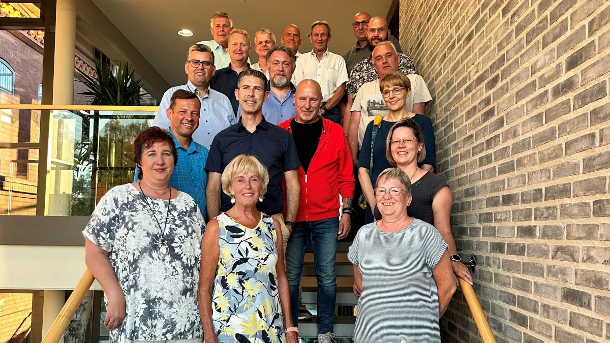 Dieses Fotomotiv ist in Herzberg fast schon Kult - die neu gewählte Stadtverordnetenversammlung auf der Treppe im Bürgerzentrum. Auch 2024 wurde die Zusammensetzung der SVV nach der Konstituierung wieder im Bild festgehaten.