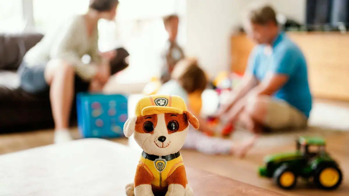 Zu Hause in einer Pflegefamilie: PRODUKTION - 24.06.2021, Baden-Württemberg, Heidelberg: Eine Pflegemutter und -vater sitzen hinter einem Stofftier mit ihren beiden Pflegekindern im Wohnzimmer.
Tausende Kinder wachsen in Pflegefamilien auf. (zu dpa: «Neues Beratungsangebot für Kinder und Jugendliche») Foto: Uwe Anspach/dpa - ACHTUNG: Dieses Foto hat dpa bereits im Bildfunk gesendet +++ dpa-Bildfunk +++