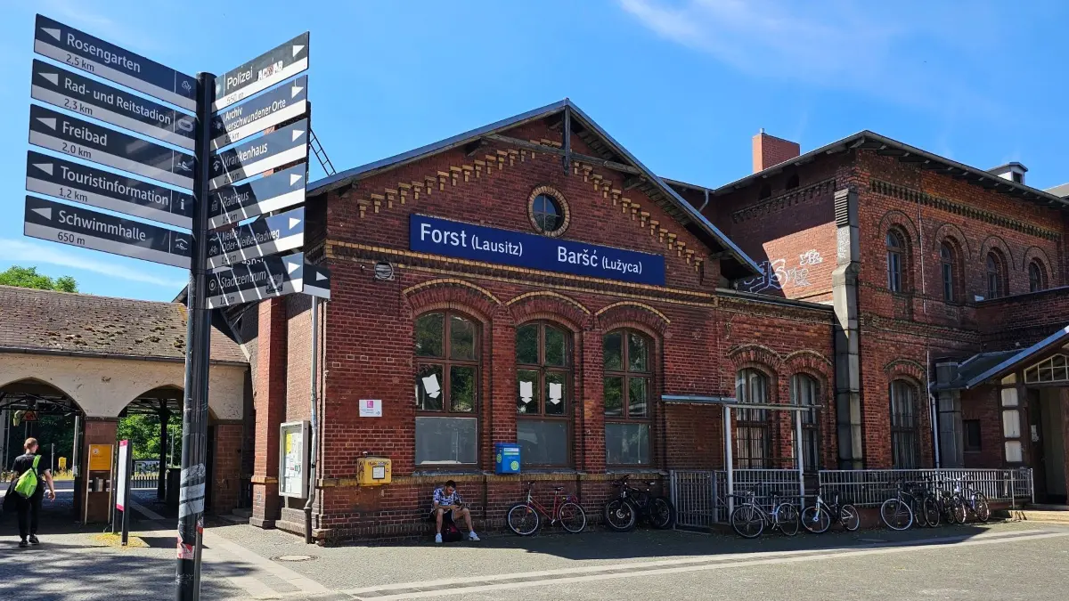 Der Bahnhof in Forst ist nicht nur wegen der aktuellen Störung auf dem Hauptbahnhof in Cottbus abgehangen.
