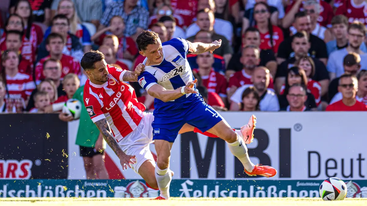 Testspiel FC Energie Cottbus - Hertha BSC: Testspiel des FC Energie Cottbus gegen Hertha BSC: Filip Kusic (FC Energie Cottbus) und Fabian Reese (Hertha BSC) kämpfen um den Ball.