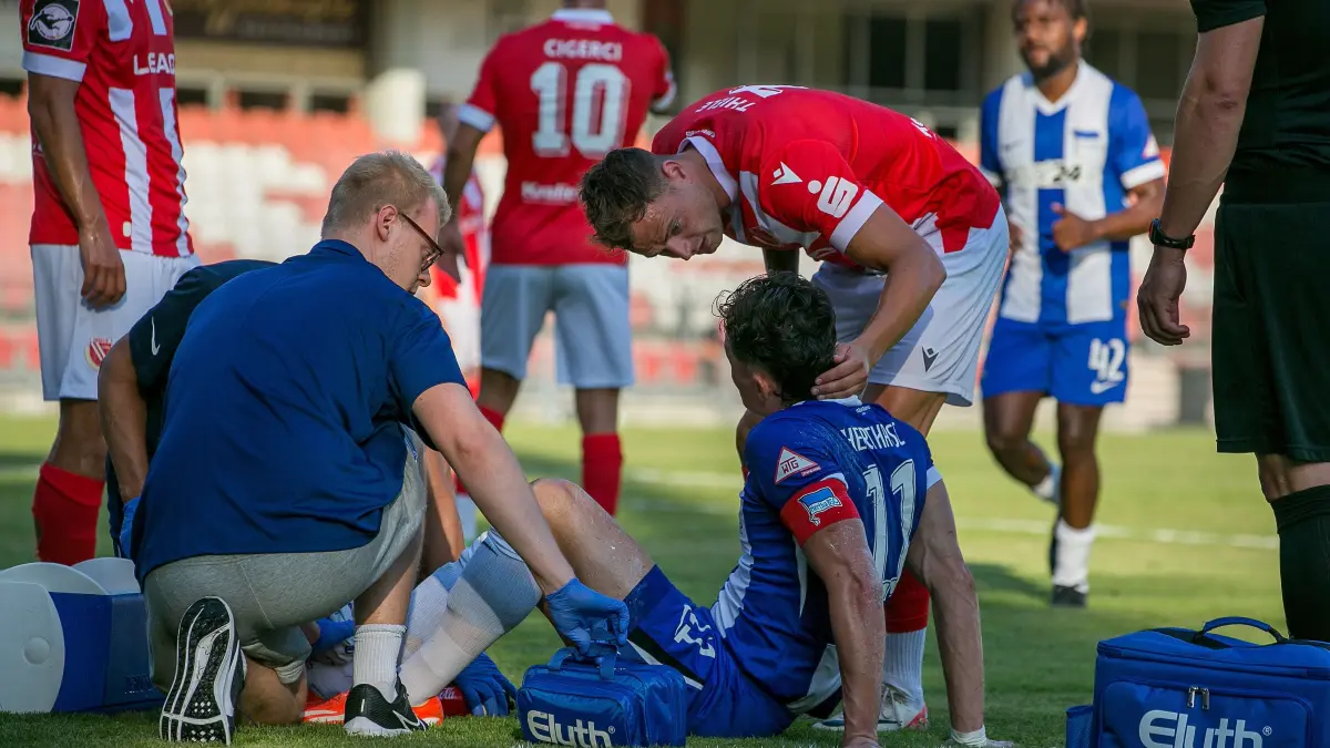 Testspiel - 2024/2025 - FC Energie Cottbus vs. Hertha BSC Berlin: Cottbus, Deutschland 16. Juli 2024:
Testspiel - 2024/2025 - FC Energie Cottbus vs. Hertha BSC Berlin
Im Bild: Timmy Thiele (Energie Cottbus) beim verletzten Fabian Reese (Hertha BSC Berlin)