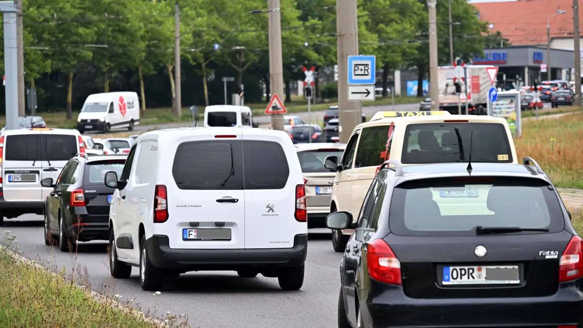 Thiemstrasse Stau Berufsverkehr : Rückstau auf der Thiemstrasse im morgendlichen Berufsverkehr.