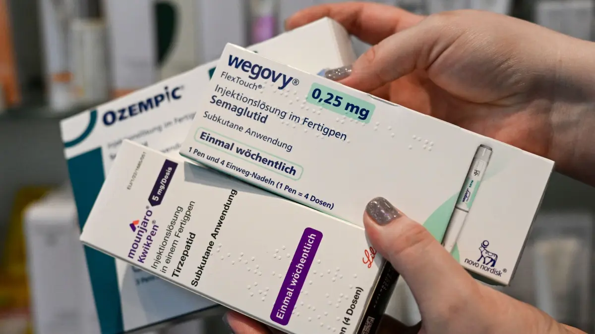Abnehmspritzen: ARCHIV - 11.07.2024, Berlin: Spritzen der Marken „Wegovy“, „Ozempic“ und „Mounjaro“ werden in der Achat Apotheke in Mitte verkauft. (zu dpa: «Hype um Abnehmspritze - ein Jahr «Wegovy» in Deutschland») Foto: Jens Kalaene/dpa +++ dpa-Bildfunk +++