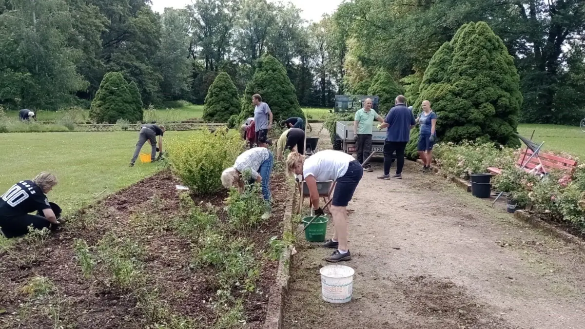 So sieht in Saathain Liebe zum Heimatort aus: Arbeitseinsatz im Rosengarten, da kann die Arbeit zu Hause auch mal warten.