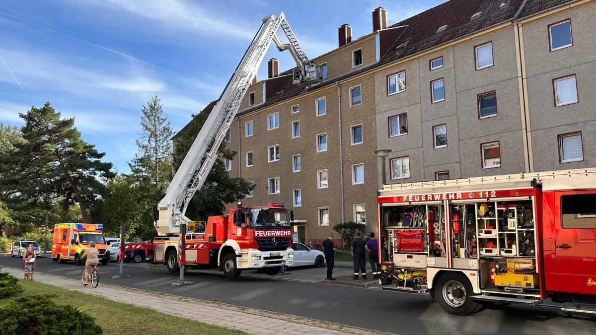Über ein angekipptes Fenster in einem Wohnblock in der Heinrich-Heine-Straße in Bad Liebenwerda hat sich die Feuerwehr unter Zuhilfenahme des Hubsteigers Zutritt zur Wohnung verschafft.