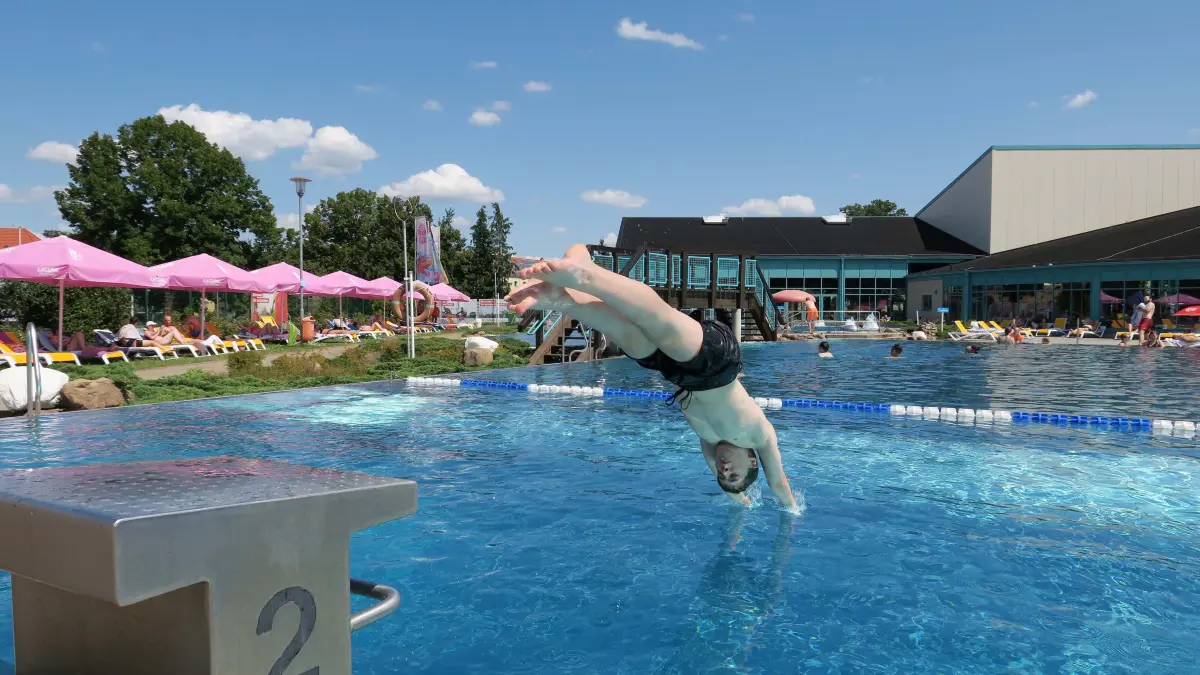 Lagune Freibad Juli 2024 : Abtauchen ins Freibad
Fröhlich tummeln sich Bagegäste am Freitag im Außenbecken des Cottbuser Sport- und Freitzeitbades Lagune und genießen bei einem erfrischenden Bad die Abkühlung. Auch in unserer Region ist in diesen Tagen der Sommer nach einer kurzen Pause wieder zurückgekehrt. Bis zum Wochenende werden Temperaturen von über 30 Grad erwartet.