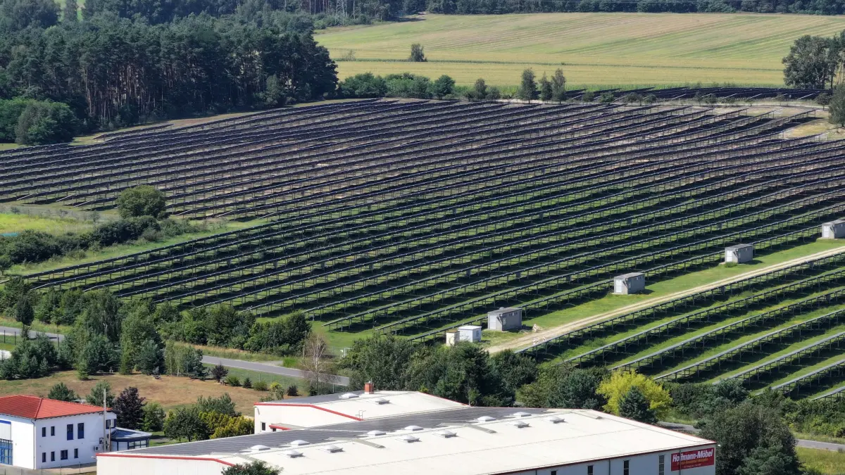 Luft Guben Juli 2024 : Luftaufnahme vom 21. Juli 2024
Stadt Guben, Gewerbegebiet Guben-Deulowitz, Solarfeld, Photovoltaik-Anlagen, Bäckerei Dreißig (rechts)