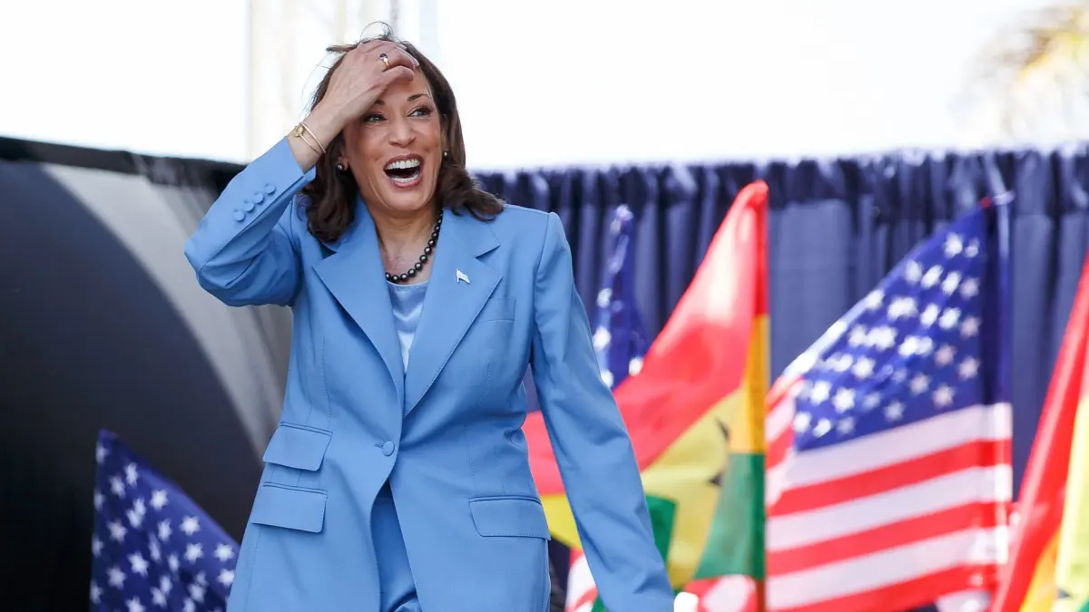 Biden verzichtet auf Kandidatur und schlägt Harris vor: ARCHIV - 28.03.2023, Ghana, Accra: Kamala Harris, Vizepräsidentin der USA, spricht auf dem Black Star Square zu Jugendlichen. (zu dpa: «Biden verzichtet auf Kandidatur und schlägt Harris vor») Foto: Misper Apawu/AP/dpa +++ dpa-Bildfunk +++