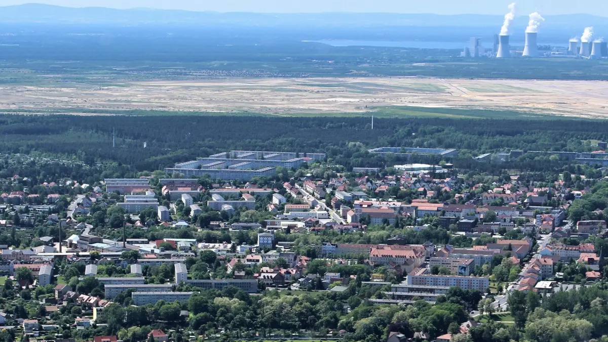 Luftbild Weißwasser: Auf der Luftbildaufnahme von Weißwasser ist im Hintergrund der Tagebau Nochten und das Kraftwerk Boxberg zu sehen. In beiden Bereichen werden Arbeitsplätze in den nächsten Jahren verloren gehen.
