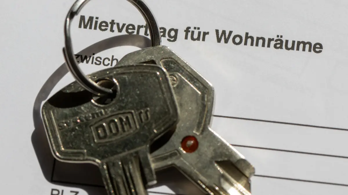 Mietvertrag: ILLUSTRATION - 09.07.2024, Sachsen, Dresden: Ein Wohnungsschlüssel liegt auf einem Mietvertrag für eine Wohnung. (zu dpa: «Hohe Mieten und Grundstückspreise verhindern oft Umzüge») Foto: Sebastian Kahnert/dpa +++ dpa-Bildfunk +++