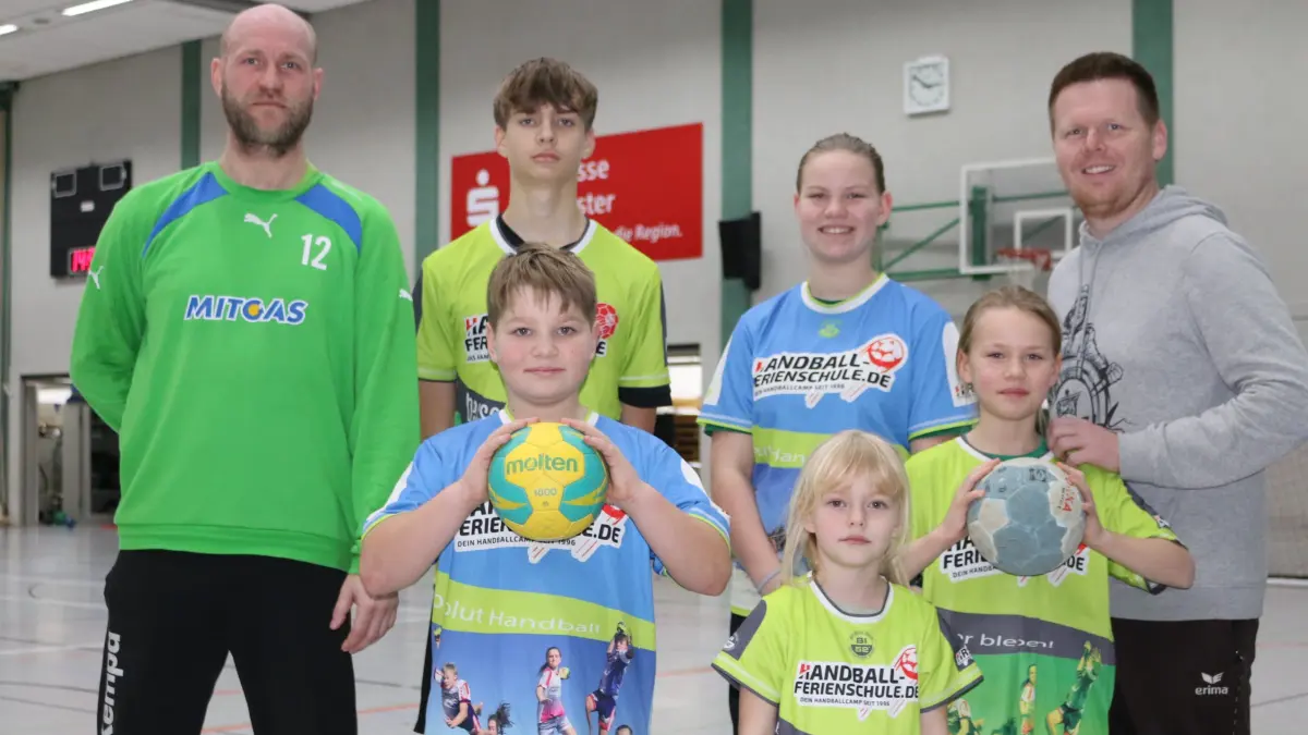 Die Handballabteilung des Sportvereins Herzberg e.V. organisiert unter der Leitung von Alexander Teube (ganz rechts im Bild) ein Freundschaftsspiel von Handballern der ersten und dritten Bundesliga.