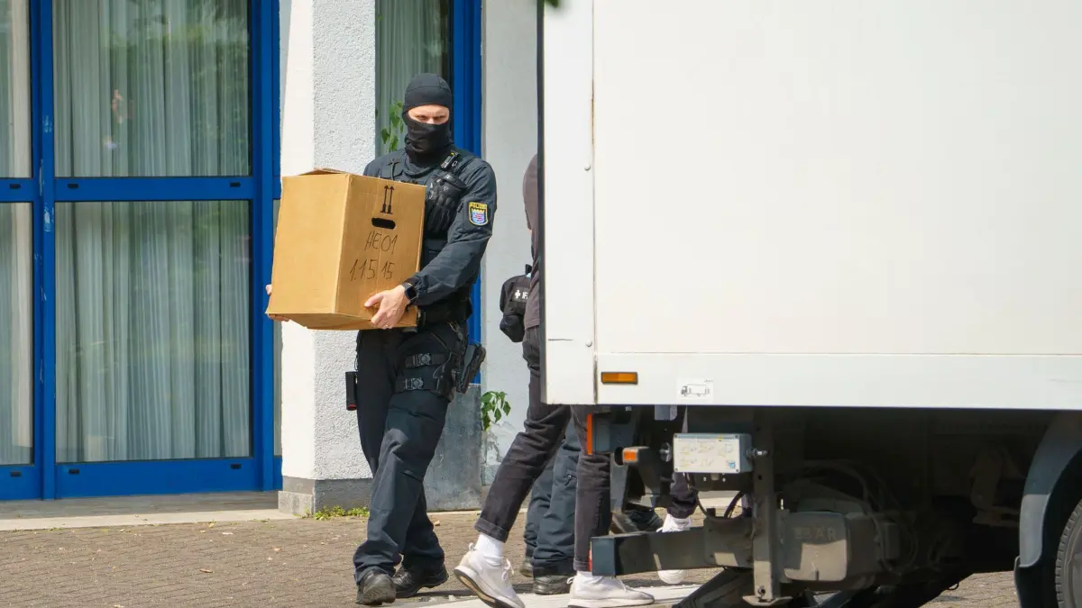 Razzien gegen Islamisten - Frankfurt: 24.07.2024, Hessen, Frankfurt/Main: Polizisten tragen sichergestelltes Material in einen LKW. In Frankfurt wurde das «Zentrum der Islamischen Kultur» von Polizeikräften durchsucht. Foto: Andreas Arnold/dpa +++ dpa-Bildfunk +++