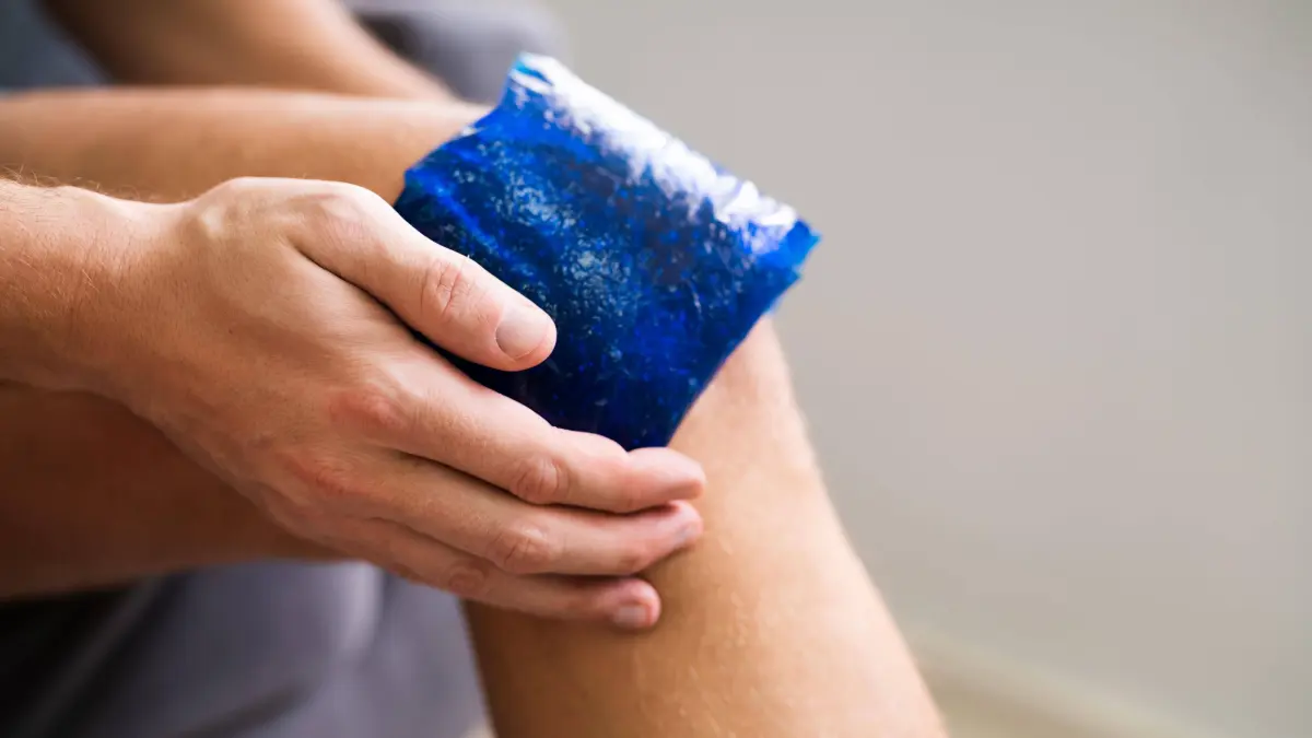 Hand Holding Ice Gel Pack On Knee Copyright: xAndreyPopovx Panthermedia28296336 ,model released, Symbolfoto: Hand Holding Ice Gel Pack On Knee Copyright: xAndreyPopovx Panthermedia28296336 ,model released, Symbolfoto