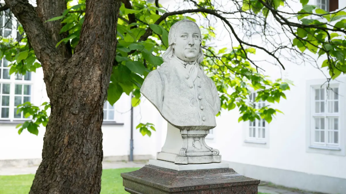 Ein Denkmal für Nikolaus Ludwig Graf von Zinzendorf, der protestantischen Glaubensflüchtlingen Asyl in der Lausitz bot, vor der Kirche der Herrnhuter Brüdergemeinde.