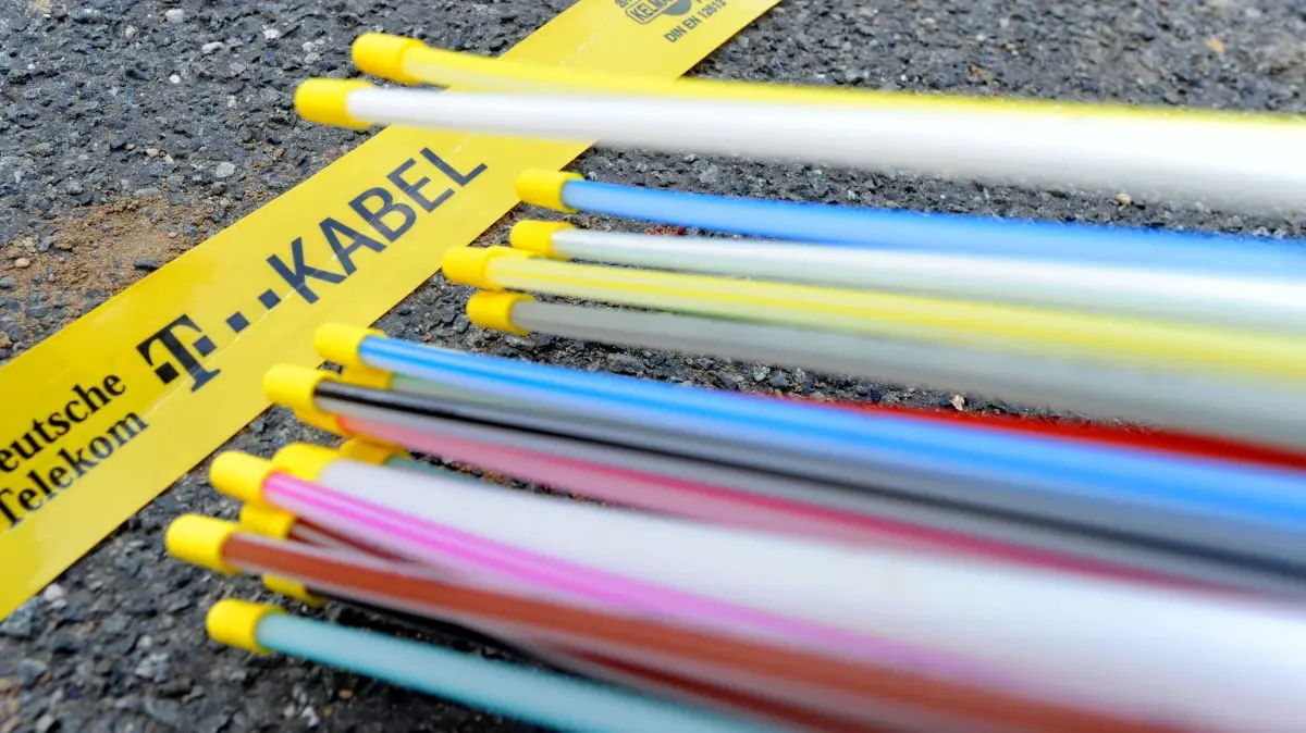 Telekom Glasfaser-Netz: ARCHIV - 04.09.2011, Niedersachsen, Hannover: ARCHIV - Einzelne Glasfaserkabel der Deutschen Telekom, aufgenommen am 05.09.2011 bei Verlegearbeiten in Hannover. Foto\ Julian Stratenschulte dpa +++(c) dpa - Bildfunk+++ (zu dpa: «Erst Blitz, nun Kabeldiebe - Telekom-Ausfall in Ortsteil») Foto: Julian Stratenschulte/dpa +++ dpa-Bildfunk +++