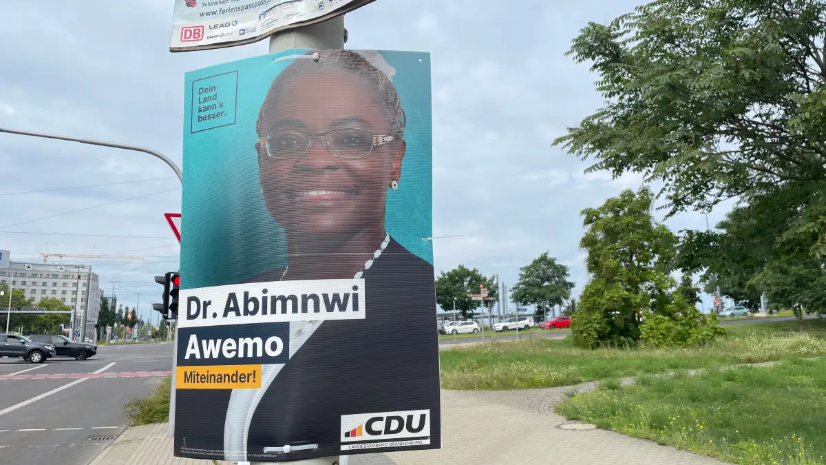 Ein Plakat der CDU-Kandidatin Adeline Abimnwi Awemo. Sie tritt zur Landtagswahl 2024 in Brandenburg an und wurde beim Plakatieren in ihrem Wahlkreis in Cottbus tätlich angegriffen und rassistisch beschimpft.