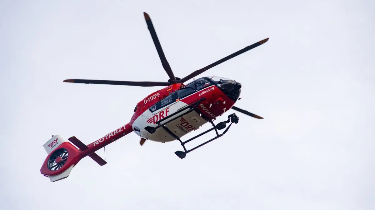 Rettungshubschrauber (Symbolbild): ARCHIV - 10.11.2023, Mecklenburg-Vorpommern, Greifswald: Ein Rettungshubschrauber fliegt zur Notaufnahme einer Klinik. (zu dpa: «A19 bei Linstow nach Unfall zeitweilig gesperrt») Foto: Stefan Sauer/dpa +++ dpa-Bildfunk +++