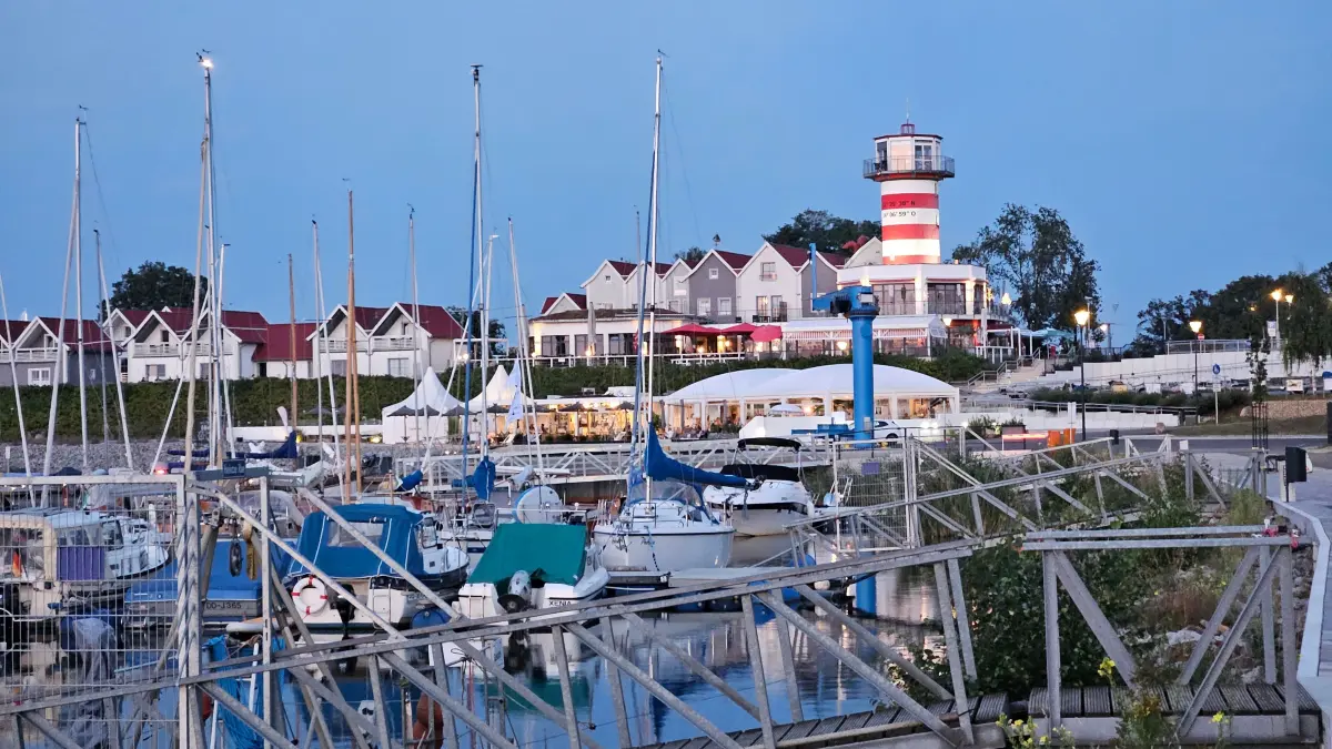 Abend-Idylle am Leuchtturm: Am Steg vom Wasserwanderrastplatz am Geierswalder See sind vor allem Motorboote vertäut. Anfragen von Kanuten sind eher selten. Paddelboote dürfen hier aber auch am Ufer liegen - für drei Euro pro Nacht.