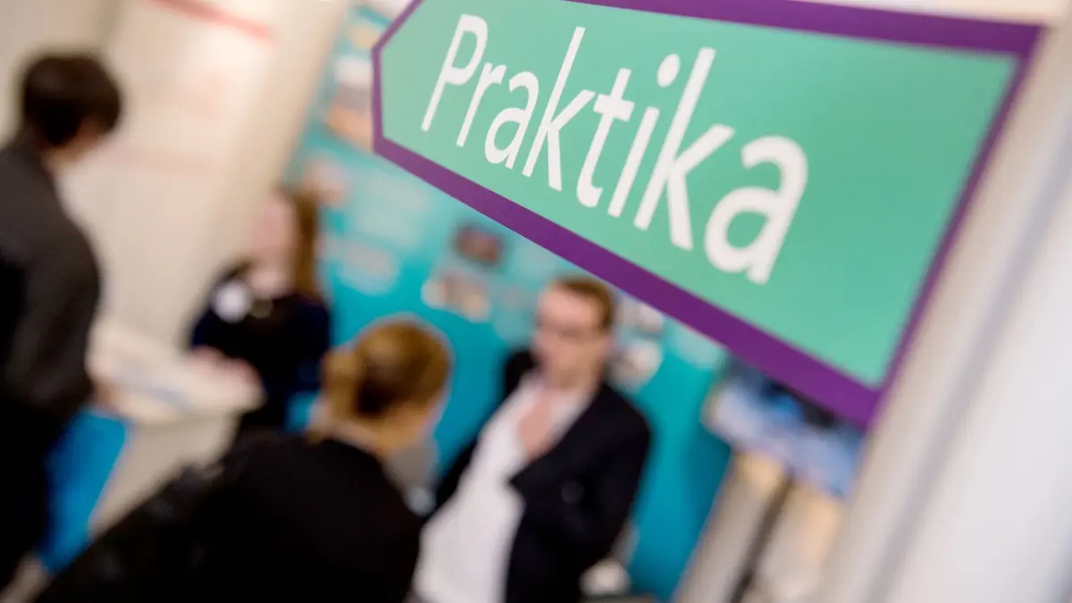 Schülerpraktika: ILLUSTRATION - 24.04.2015, NA, Berlin: Berufserfahrung wie ein Praktikum kann dabei helfen, schneller einen Job zu finden. (zu dpa: «Jugendliche im Saarland nutzen Sommerferien für Praktika») Foto: Franziska Gabbert/dpa-tmn/dpa +++ dpa-Bildfunk +++