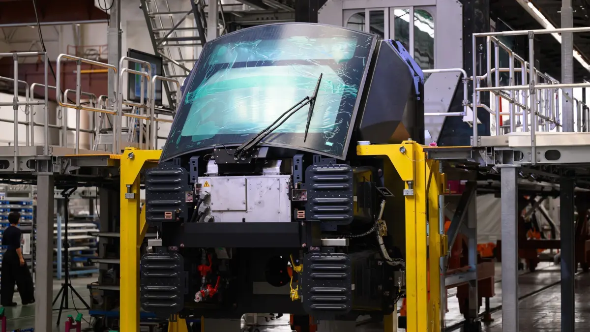Einweihung einer neuen Produktionslinie von Alstom in Bautzen: 30.07.2024, Sachsen, Bautzen: Blick bei der Einweihung einer neuen Produktionslinie der Alstom Transportation Germany GmbH auf einen Triebwagen und Waggon vom Typ „Coradia Stream“ für einen Regionalzug in Rumänien. Der Traditionsstandort für den Bau moderner Schienenfahrzeuge erweitert nun mit der Eröffnung der neuen Produktionslinie sein internationales Portfolio und fertigt hier im ersten Schritt Regionalzüge für Rumänien. Foto: Robert Michael/dpa +++ dpa-Bildfunk +++