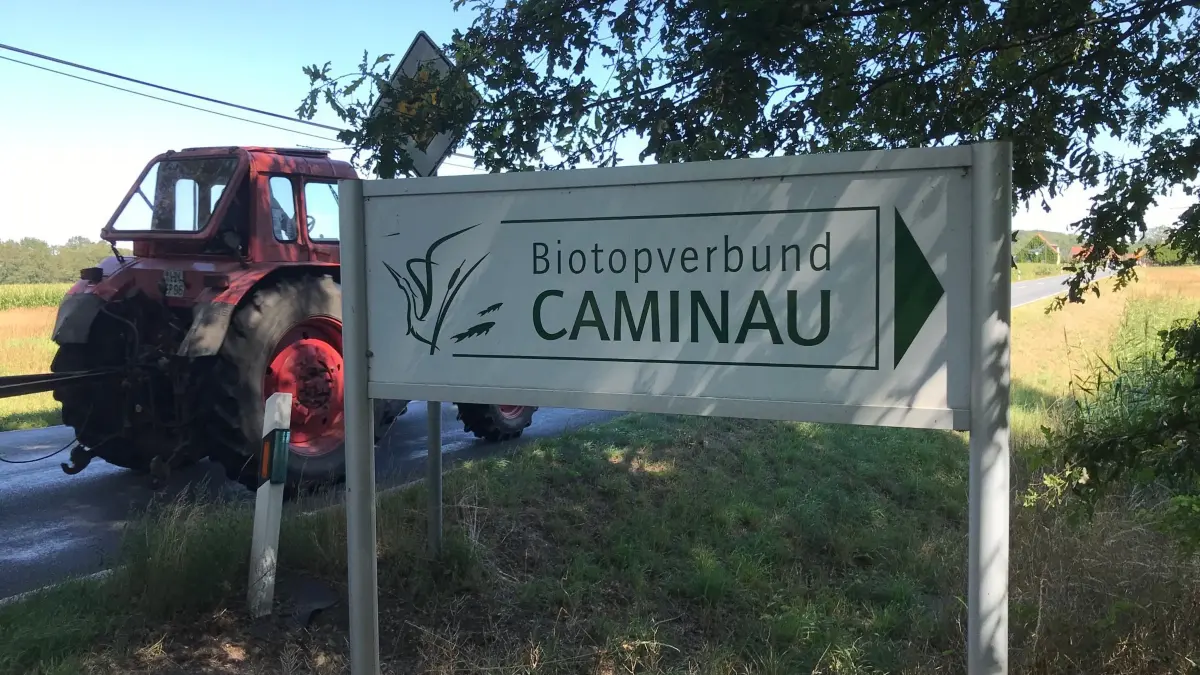 Lediglich dieses kleine, etwas versteckte Schild weist von der B96 den Weg in den Biotopverbund Caminau mit seinen zahlreichen Attraktionen.