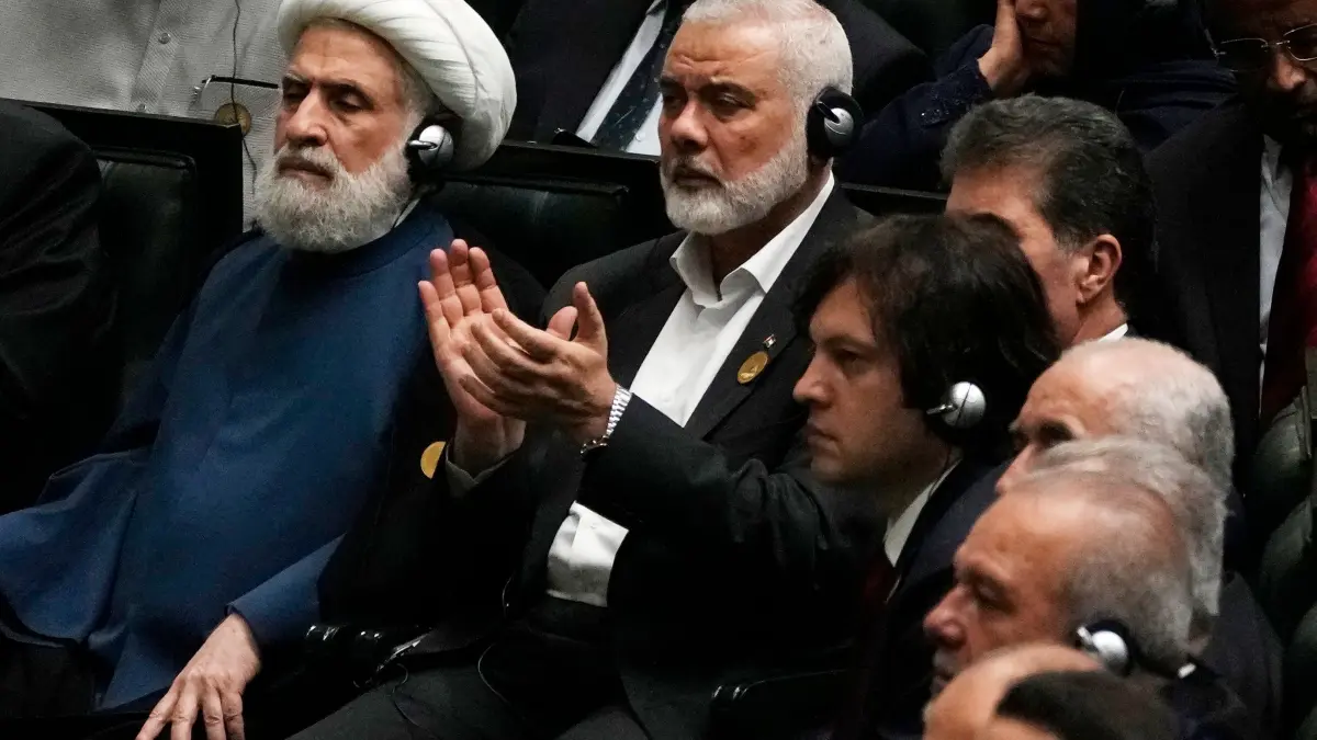 Nahostkonflikt - Hamas-Chef Hanija getötet: 30.07.2024, Iran, Teheran: Ismail Hanija (2.v.l), Führer der Hamas, klatscht, als der neu gewählte iranische Präsident Masoud Pezeshkian spricht, während der stellvertretende Führer der libanesischen militanten Gruppe Hisbollah, Naim Qassem, (l) während der Vereidigungszeremonie von Pezeshkian im iranischen Parlament sitzt. Foto: Vahid Salemi/AP/dpa +++ dpa-Bildfunk +++