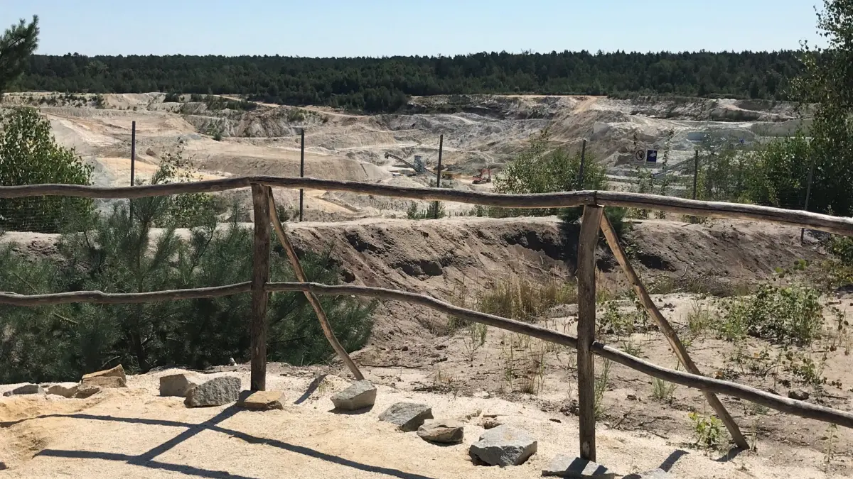 Neu ist dieser Aussichtspunkt in den aktiven Caminauer Kaolin-Tagebau.