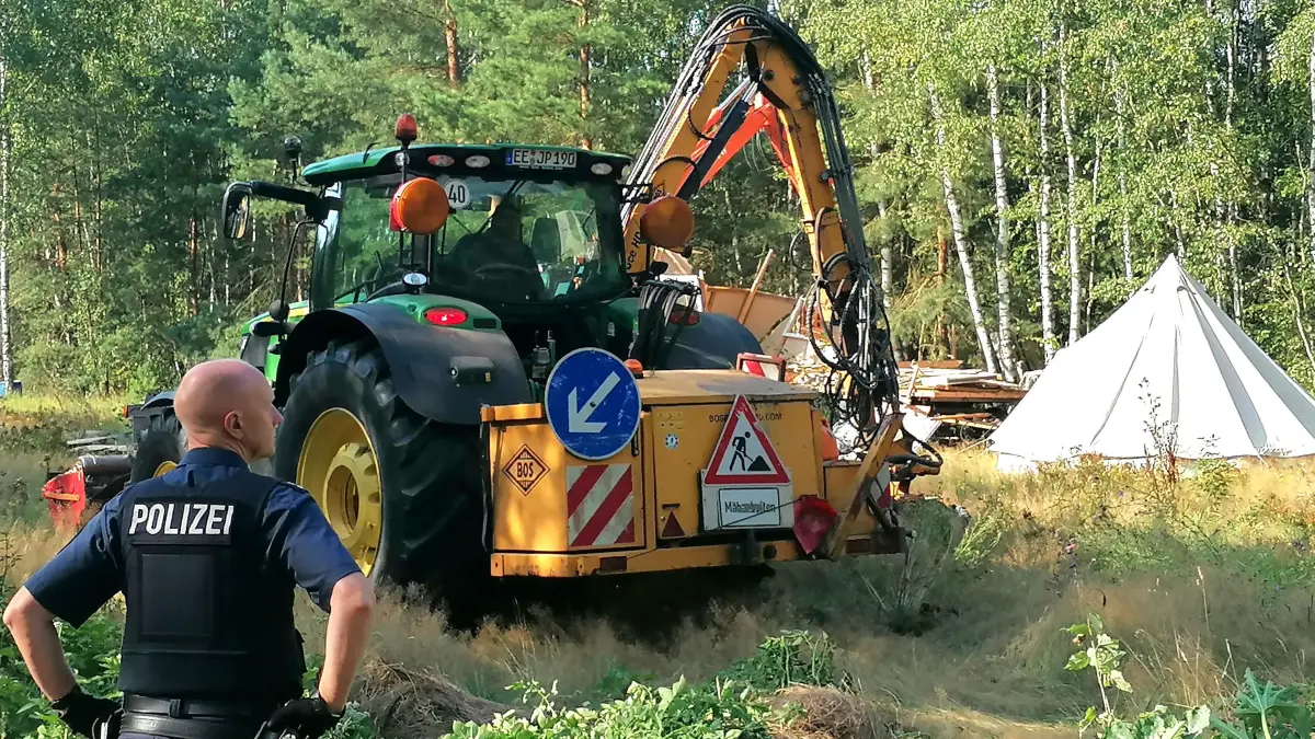 Auch ein Traktor mit Mähwerk wurde eingesetzt. Nach dem Hinweis auf eine Genehmigung durften einige Bäumchen stehenbleiben. Alles andere Angepflanzte wurde kleingehäckselt.