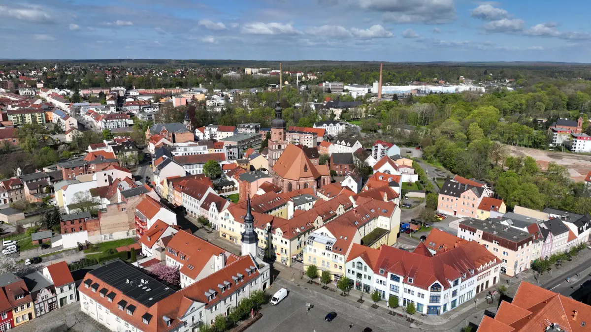 Luftaufnahme Spremberg: Luftaufnahme vom 30. April 2023
Stadt Spremberg
Blick auf die Altstadt mit Kreuzkirche.