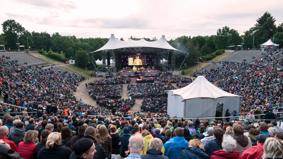 Zahlreiche Besucher verfolgen am 20.06.2015 in Berlin das Konzert von Rainald Grebe mit dem Wuhlorchester. Das Konzert gibt es nur einmal; es gehört nicht zu einer Tour. Das Motto des Abends: Volksmusik. Foto: Paul Zinken/dpa ++ +++ dpa-Bildfunk +++