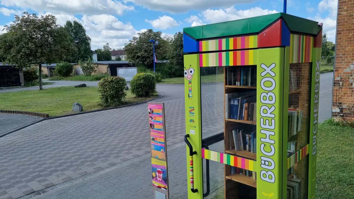 Wieder in einen guten Zustand versetzt, die Bücherzelle in Lübbenau.
