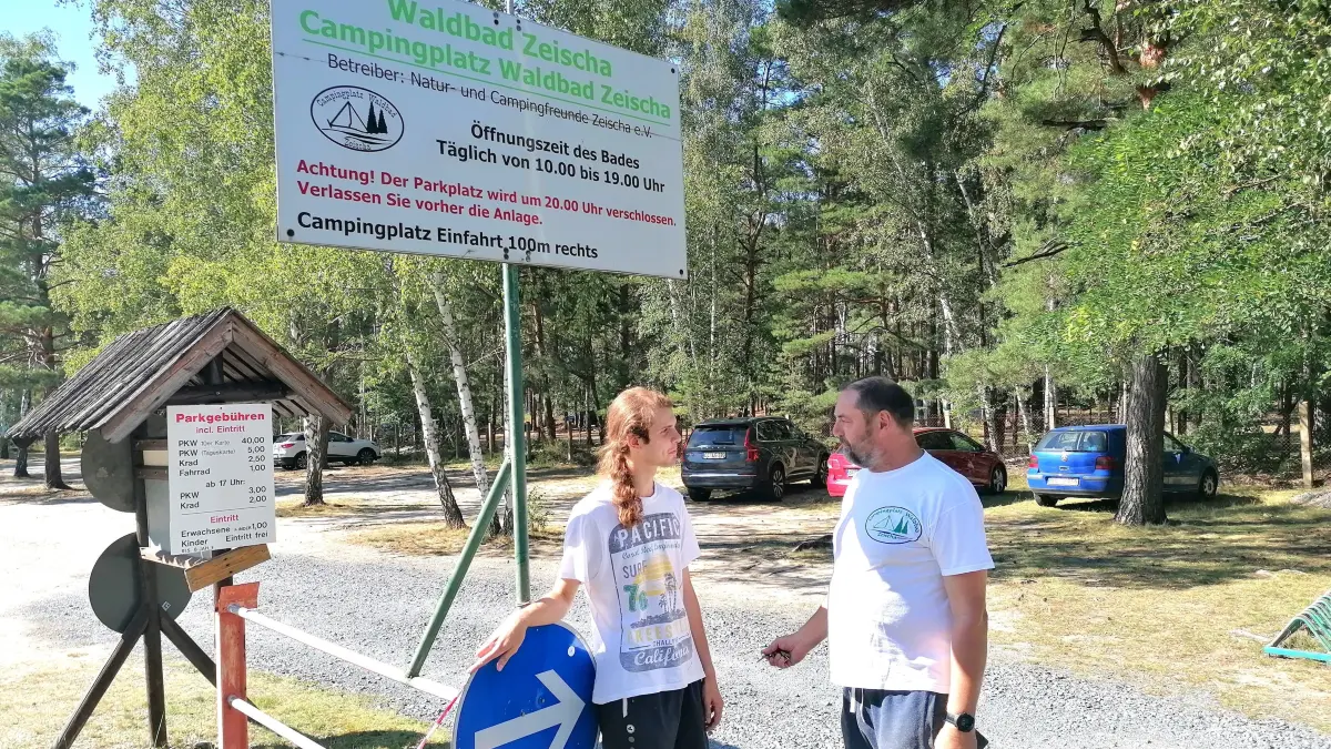An Arbeitstagen bietet der Bezahlparkplatz am Waldbad Zeischa jede Menge Platz. Außerhalb, an der Landesstraße, beobachtet Geschäftsführer Holger Hartmann (r.) immer wieder Waldparker. Sein Sohn Franz unterstützt die Parkplatzbewirtschaftung seit vier Jahren. Ab September studiert er Businessmanagement in Budapest.