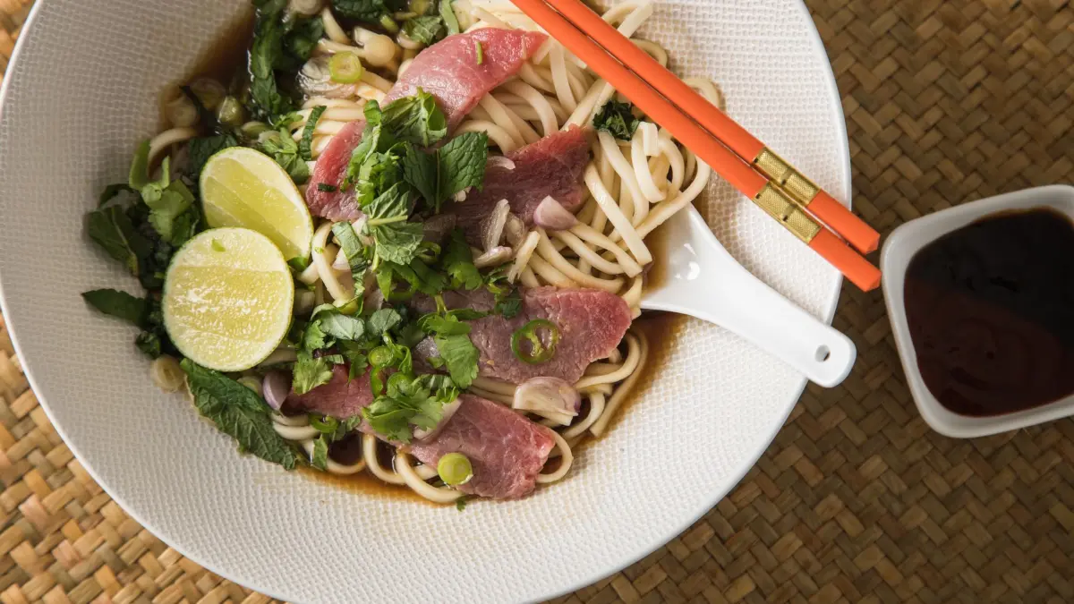 Pho Bo: ILLUSTRATION - Nudeln sind beliebte Zutaten in der asiatischen Küche: In der Pho Bo, eine vietnamesische Suppe, kommen Reisnudeln zum Einsatz. Foto: Christin Klose/dpa-tmn - Honorarfrei nur für Bezieher des Dienstes dpa-Magazin +++ dpa-Magazin +++