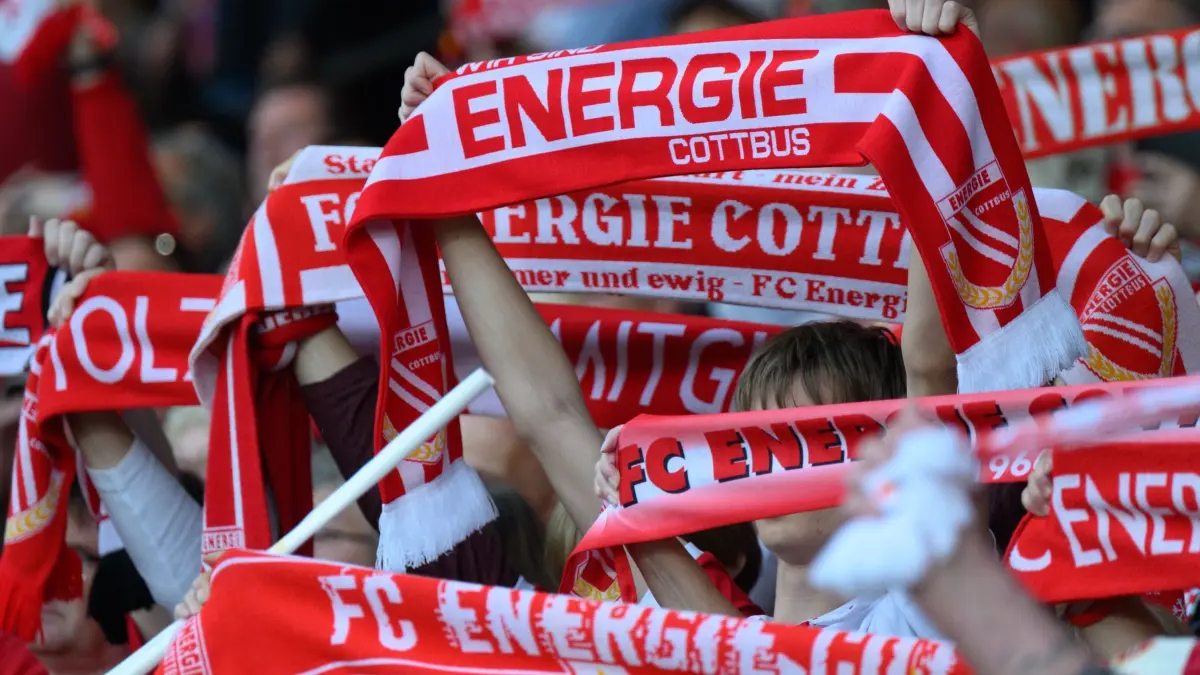 FC Energie Cottbus: ARCHIV - 07.06.2023, Brandenburg, Cottbus: Cottbuser Fans halten Schals hoch. Ein Antrag auf Fördermittel wurde Vereinsangaben abgelehnt. (zu dpa: «Brisantes Ost-Derby zwischen Dresden und Cottbus») Foto: Robert Michael/dpa +++ dpa-Bildfunk +++