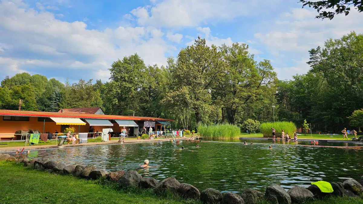 Das Naturbad Groß Kölzig verspricht Ruhe und Erholung im Grünen.