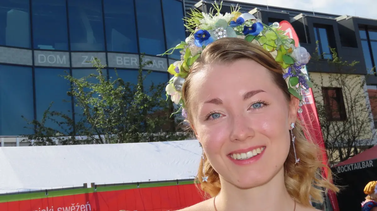 Lucy Haschick, die 21. Spremberger Spreenixe, vor dem Bürgerhaus.
