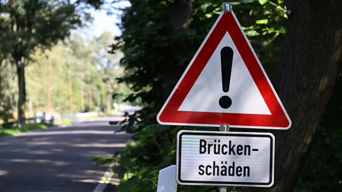 Fehrow Strassenbau August 2024 : Wirtschaftlich und ökologisch nachhaltig ist die Fahrbahn der L 50 zwischen Fehrow (Spree-Neiße) und Drachhausen erneuert worden. Der Landesbetrieb Straßenwesen hat in diesem Abschnitt das sogenannte Kaltrecyclingverfahren erprobt. Dabei werden die Baustoffe der alten Straße vor Ort aufbereitet und gleich danach wieder eingebaut. Das Land hat knapp drei Millionen Euro investiert.
Ein Warnschild weist zwischen Striesow und Fehrow auf Brückenschäden hin.