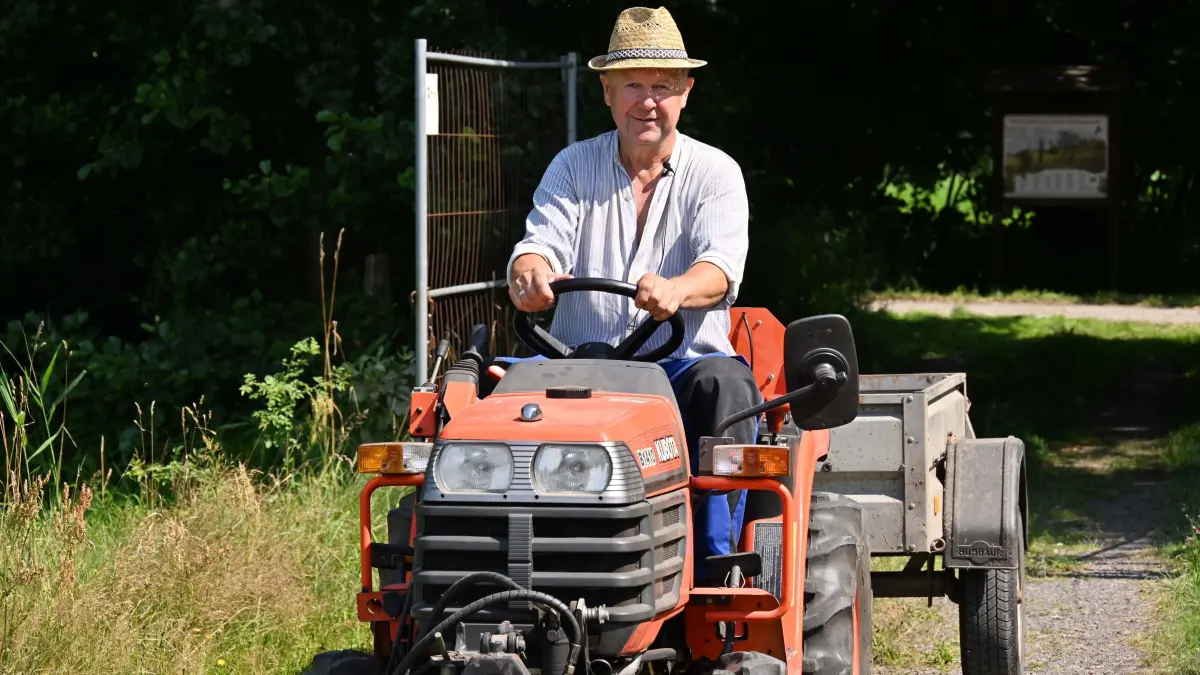 Dissen August 2024 : Fred Kaiser war über 30 Jahre Bürgermeister von Dissen (später Dissen/Striesow). Auch beim einer historischen Getreideernte vor wenigen Wohen war er dabei.
Am 24. Und 25. August feiert die Gemeinde Dissen ihr 575jähriges Dorfjubiläum. Gefeiert wird aus diesem Anlass in diesem Jahr gleichzeitig das 30. Heimat- und Trachtenfest des Amtes Burg im Spreewald mit vielfältigen Veranstaltungen im ganzen Dorf.