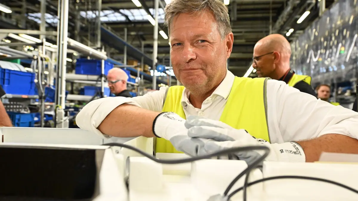 Bundeswirtschaftsminister Habeck besucht Stiebel Eltron: 12.08.2024, Niedersachsen, Holzminden: Bundeswirtschaftsminister Robert Habeck (Grüne) besucht das deutsche Unternehmen Stiebel Eltron im Solling und montiert eine Wärmepumpe. Stiebel Eltron hat sich auf die Entwicklung und Produktion von Systemen zur Nutzung erneuerbarer Energien, Wärmepumpen, Warmwasserbereitern und Raumheizgeräten spezialisiert. Foto: Swen Pförtner/dpa +++ dpa-Bildfunk +++