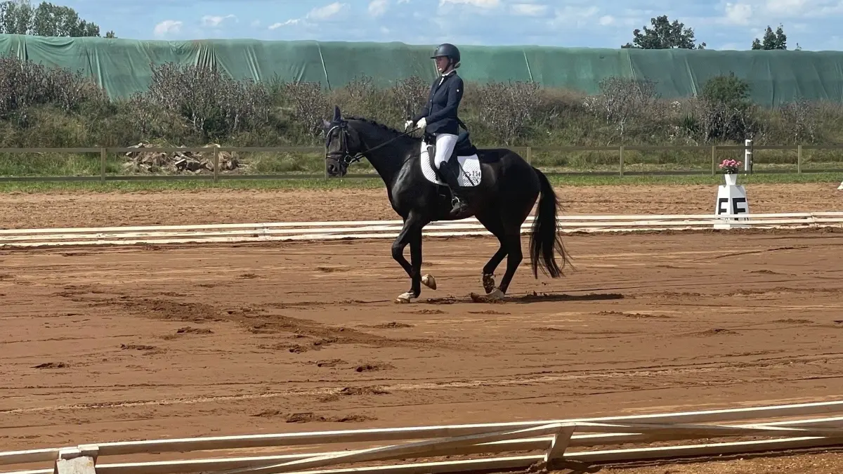 Reiten ist elegant und Reiten ist ein Sport. Immer mehr spielt auch die Mode dabei eine Rolle. Ein Beitrag dazu mit den Beobachtungen beim Reit- und Springturnier in Dobra.