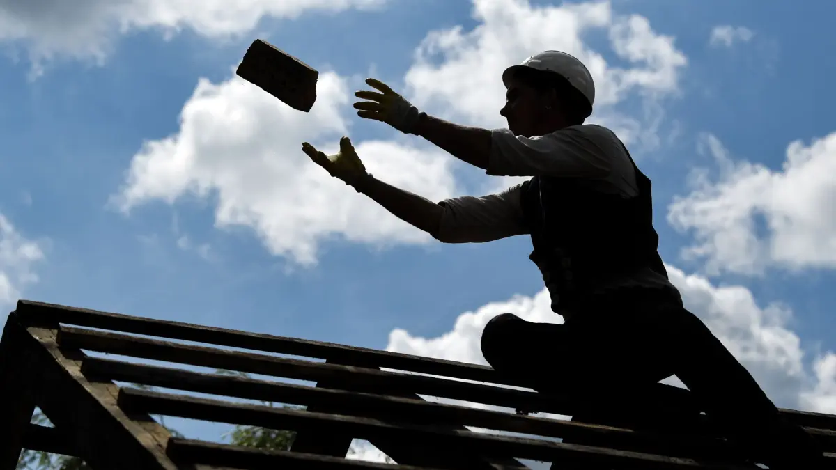Arbeitsunfall: ARCHIV - 17.07.2019, Brandenburg, Neuendorf Im Sande: Ein Handwerker arbeitet auf einem Scheunendach. (zu dpa: «Handwerker stürzt bei Dacharbeiten vier Meter in die Tiefe») Foto: Patrick Pleul/dpa-Zentralbild/dpa +++ dpa-Bildfunk +++