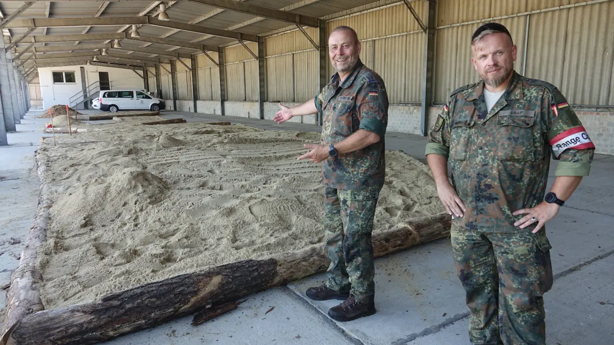 Hereinspaziert auf den Truppenübungsplatz Oberlausitz. Was aussieht, wie ein großer Sandkasten, wird in den nächsten Tagen zur TÜP-Miniatur. Platzkommandant René Pierschel (l.) und sein Stellvertreter Ivo Graf freuen sich auf viele Gäste.