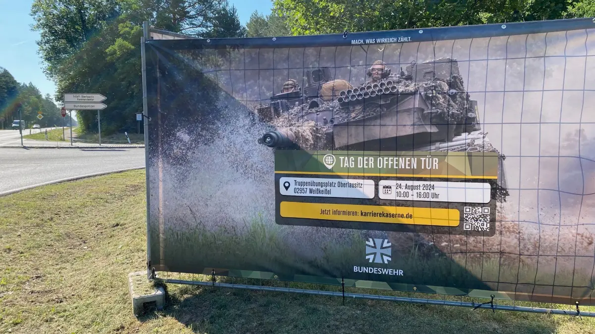 Der Aufsteller steht an der B 115 kurz vor der Einfahrt zur Kommandantur in Weißkeißel-Haide. Dort werden unter anderem Parkplätze für den Tag der offenen Tür auf dem TÜP vorgesehen.
