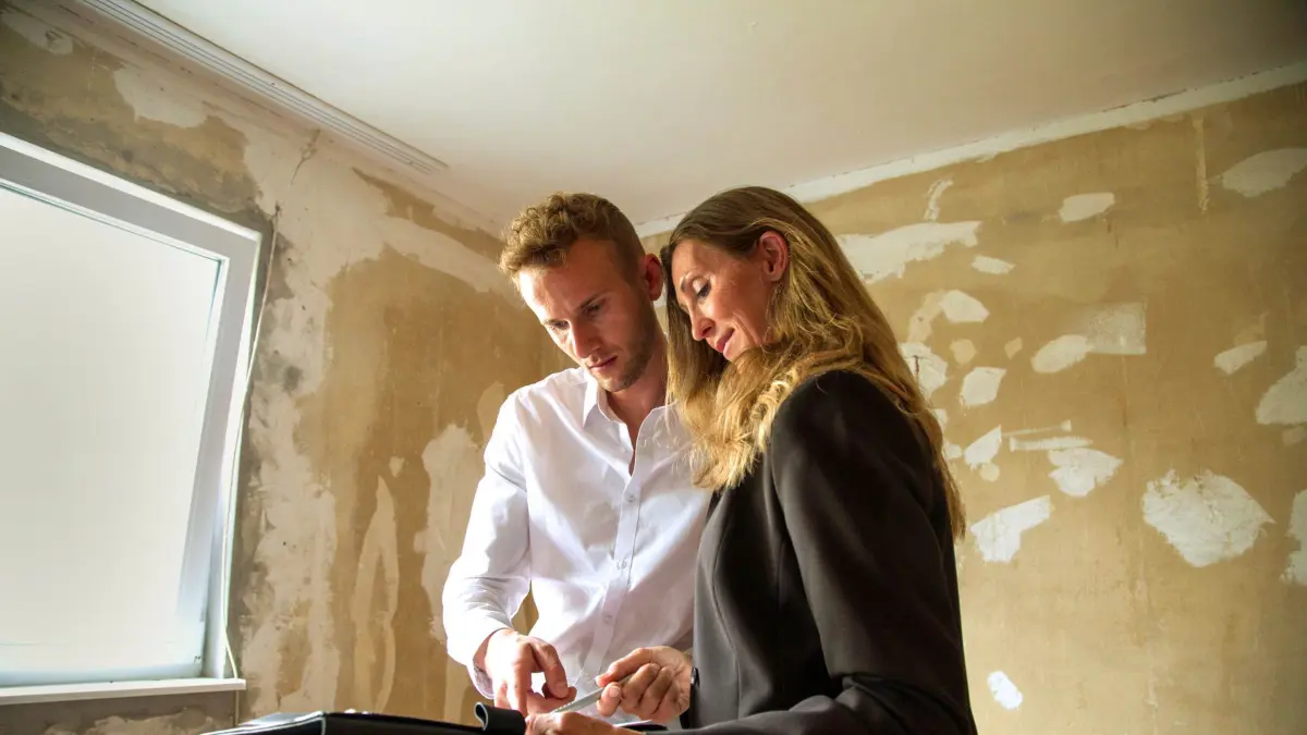 ILLUSTRATION - Sinkende Zinsen und erschwingliche Preise machen den Hauskauf attraktiv. Doch sollten Risiken wie Insolvenzen oder rechtliche Pflichten einkalkuliert werden. (zu dpa: «Hauskauf: Drei Risiken - und wie Sie sie verringern können») Foto: Christin Klose/dpa-tmn - Honorarfrei nur für Bezieher des dpa-Themendienstes +++ dpa-Themendienst +++
