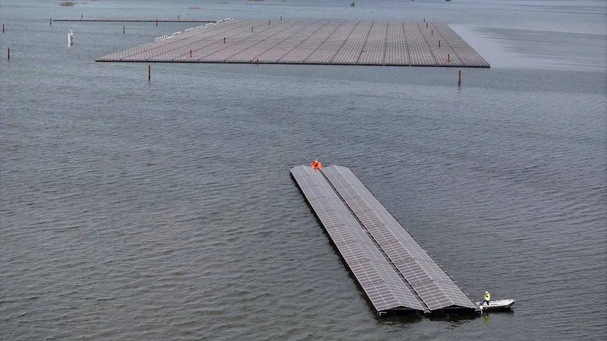LEAG Sommertour 2024 : LEAG Sommertour 2024 - Landschaft im Wandel
Floating PV Cottbuser Ostsee
Während der größte Bergbaufolgesee Ostdeutschlands geflutet wird, schreitet der Aufbau der schwimmenden PV-Anlage (29 MW) voran.