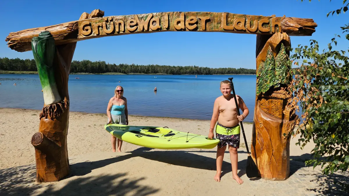 Relaxen auf dem SUP: Maxi (10) und seine Mutter Beate (44) aus dem Spreewald haben ihren Urlaub am Grünewalder Lauch jetzt nochmal spontan verlängert.