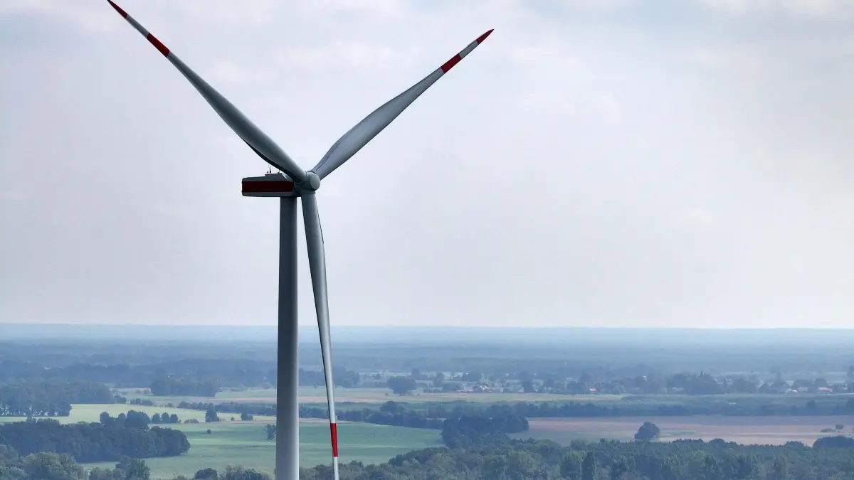 LEAG Sommertour 2024 : LEAG Sommertour 2024
Blick auf den Windpark Forst Briesnig I
Windpark Forst Briesnig II
In der Rekultivierung des Tagebaus Jänschwalde entsteht eines der aktuell größten Onshore-Windprojekte (105 MW). Die technisch anspruchsvolle Gründung auf Bergbaufolgeland wird mit dem Verfahren der Rütteldruckverdichtung derzeit vorbereitet.