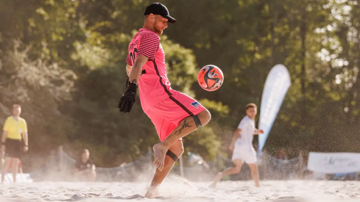 Andy Poburski spielt für Hertha BSC in der Beachsoccer-Bundesliga. Am Wochenende (17./18. August 2024) nimmt er mit dem Team aus Berlin an der Deutschen Meisterschaft in Rostock-Warnemünde teil.